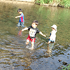 川で遊ぶ子ども